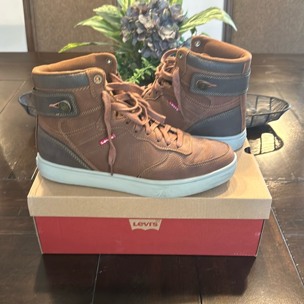 Barely Worn Men’s Levi’s Shoes Brown Size 10